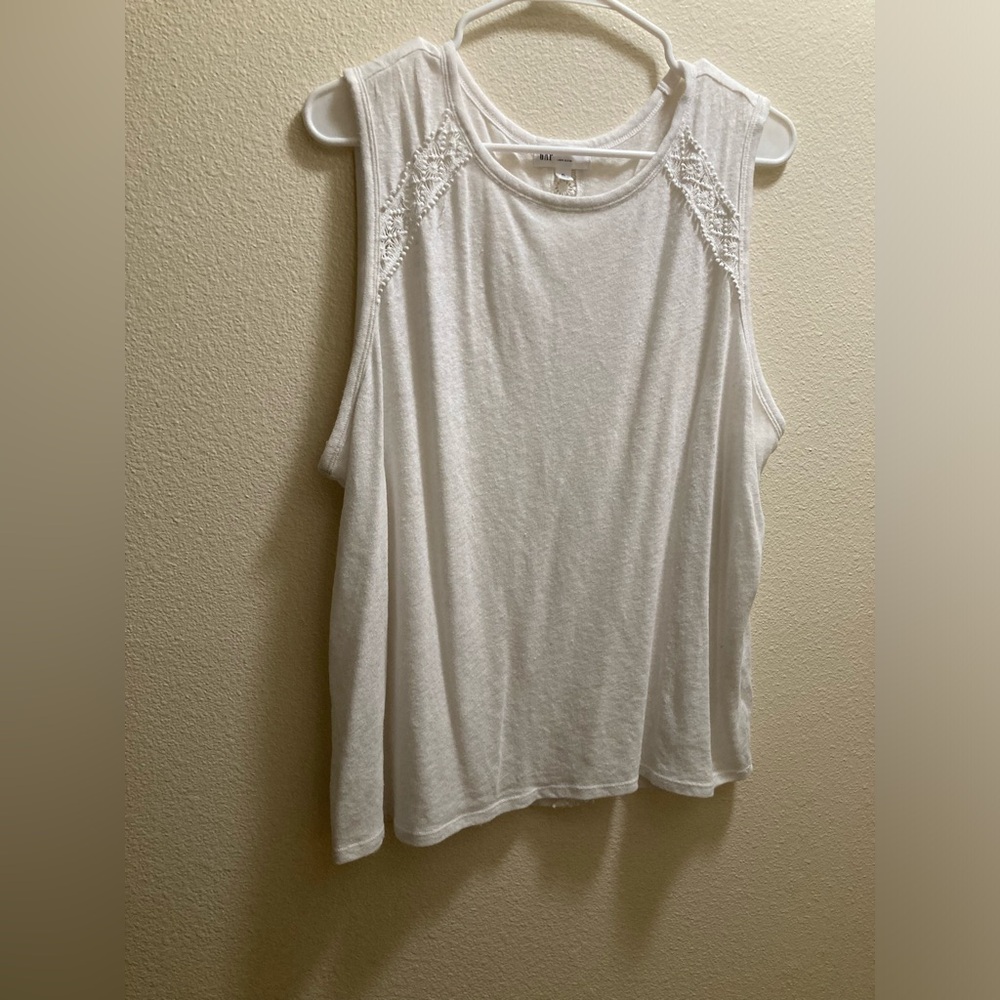 Cute dressy top with pretty detail! Size XL